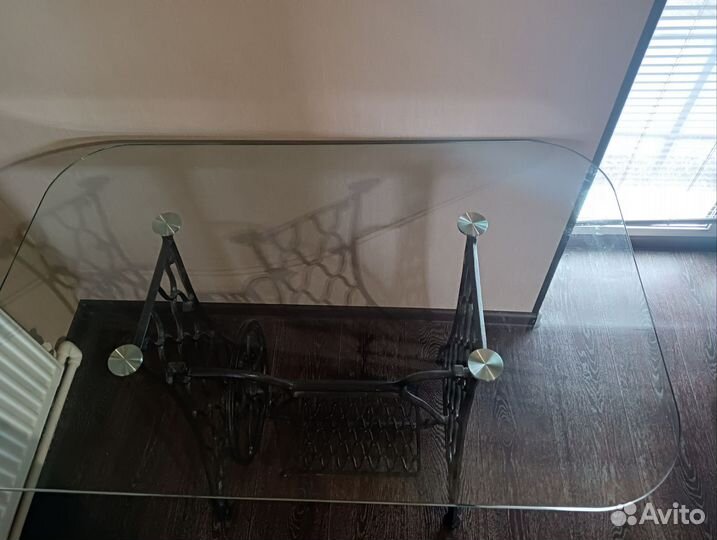 Стол из станины, обеденный стол