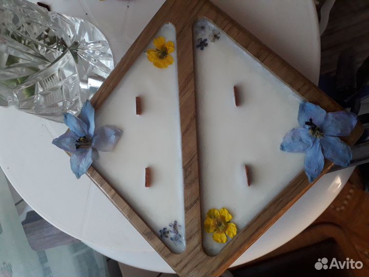 Свеча из натурального воска в дереве