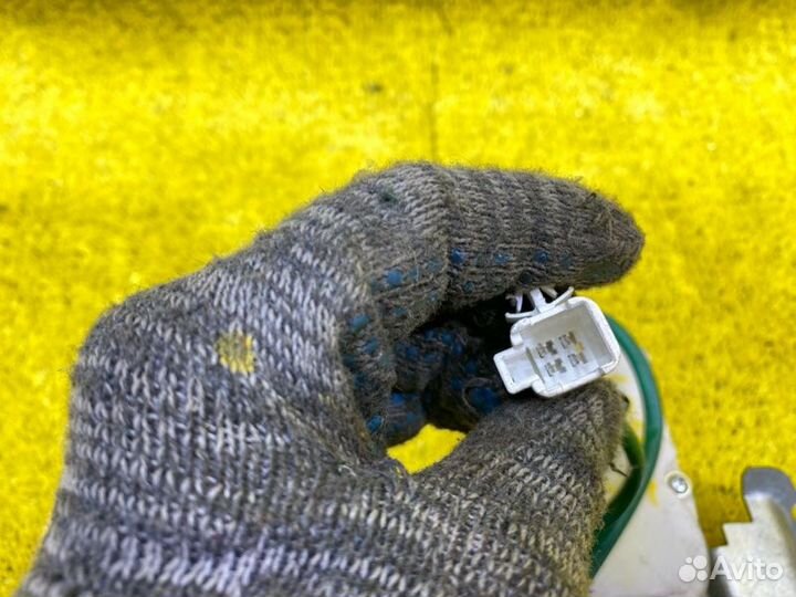 Замок стекла двери багажника задний Toyota Land 145202