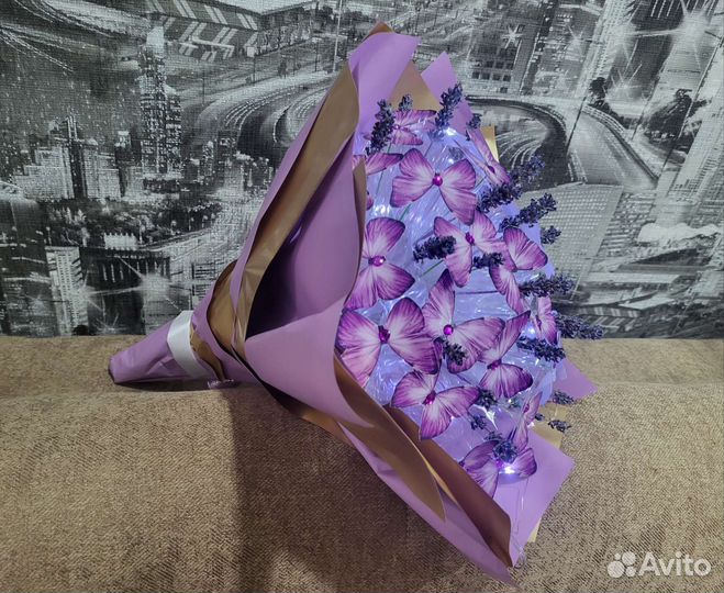 Светящийся букет из бабочек с лавандой