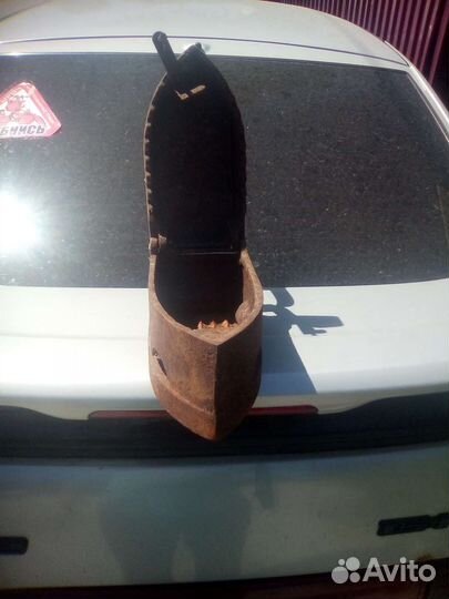 Старинный угольный утюг