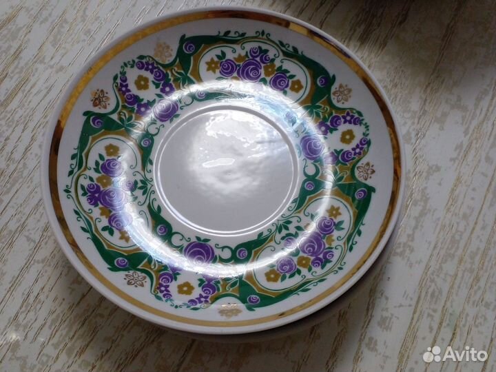 Бокалы с блюдцами