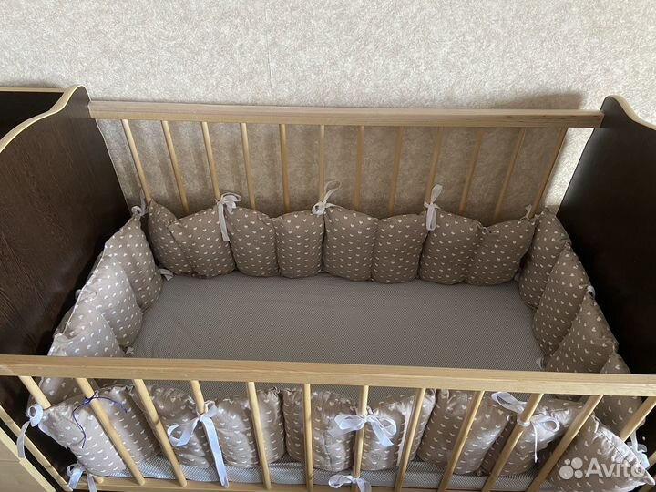 Детская кроватка с маятником