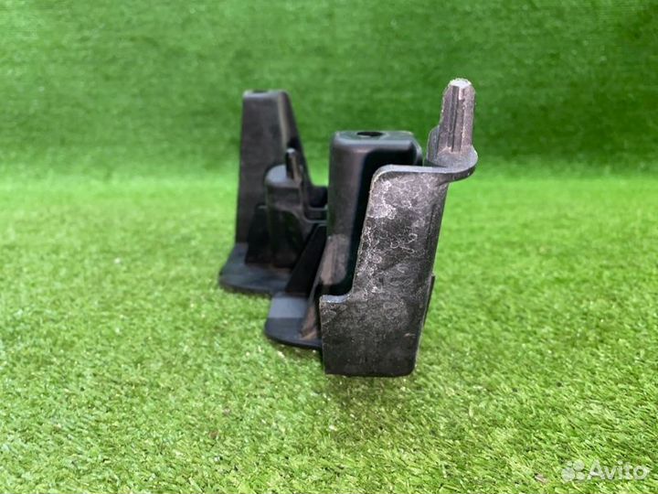 Крепление бампера переднее правое Land Rover