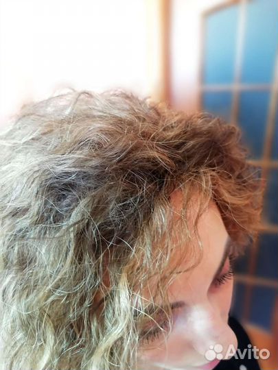 Модель на афрокудри