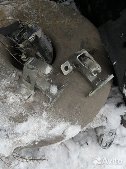Петли крыши,двери багажника LADA Largus