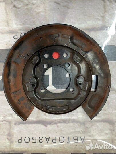 Щиток тормозного механизма задний левый Lexus