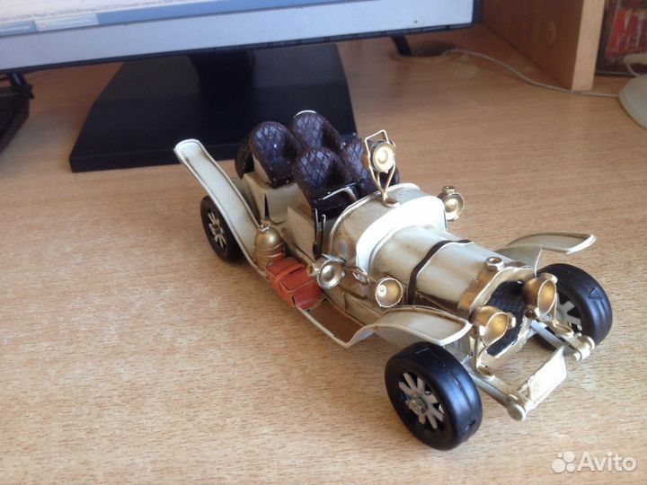 Художественный сувенир ретро автомобиля