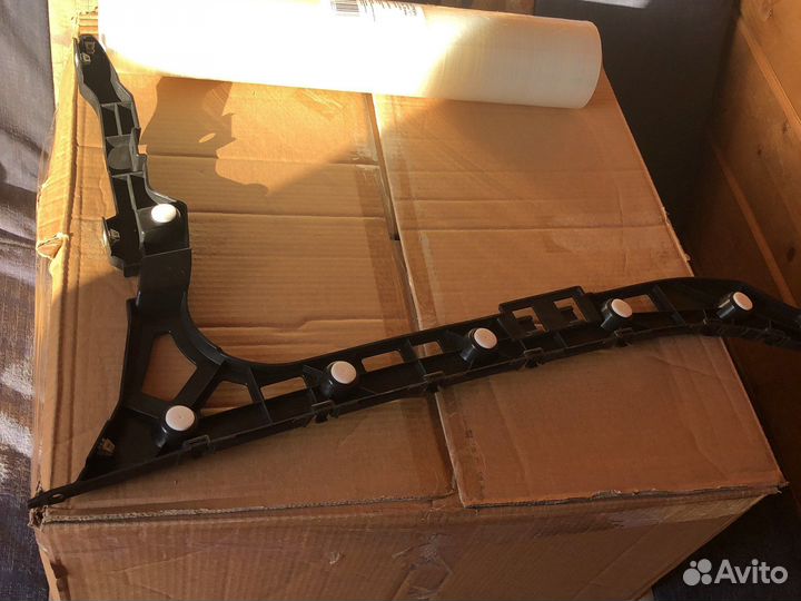 Кронштейн заднего бампера Caddilac XT6 GM 84660719