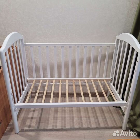 Детская кроватка с маятником