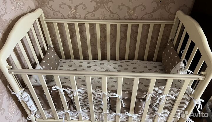 Детская кроватка с универсальным маятником