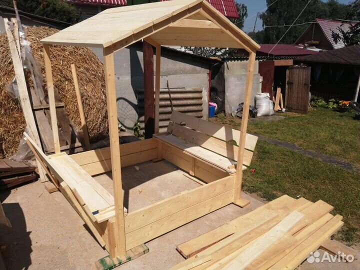 Песочница с крышей