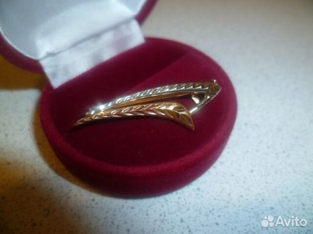 Брошь с фианитом золотая