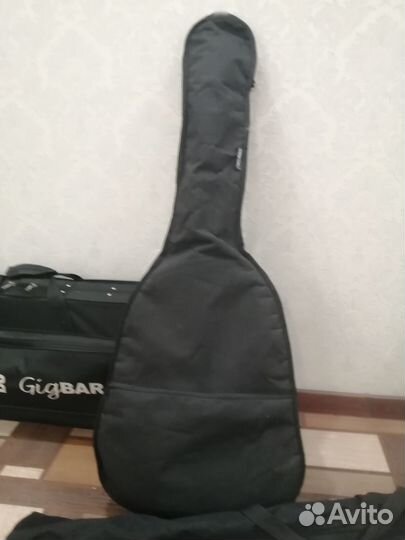 Продам практически новую акустическую гитару