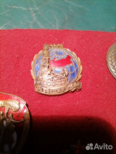 Знаки и значки советских времен