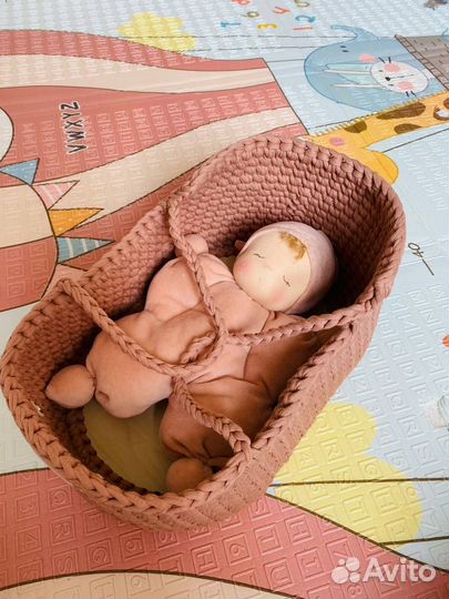 Вязаная люлька для куклы