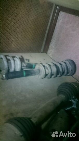 Мицубиси паджеро 4 Стойка амортизатора передняя