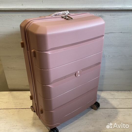 Большие чемоданы на колесах размер L