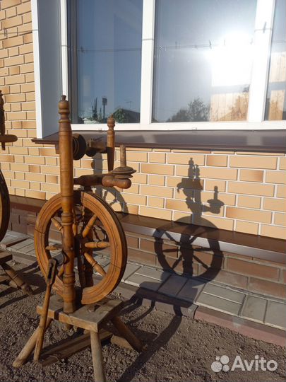 Предлагаю Вам 2 старинные ножные прялки