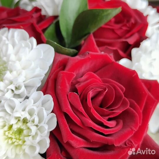 Букет Впечатление из красных роз и хризантем