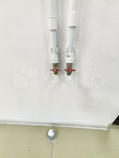 Квадратный офис 37 м² с водой на первом этаже