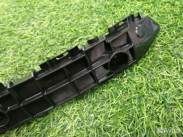 Крепление бампера переднее правое Lexus Lx570