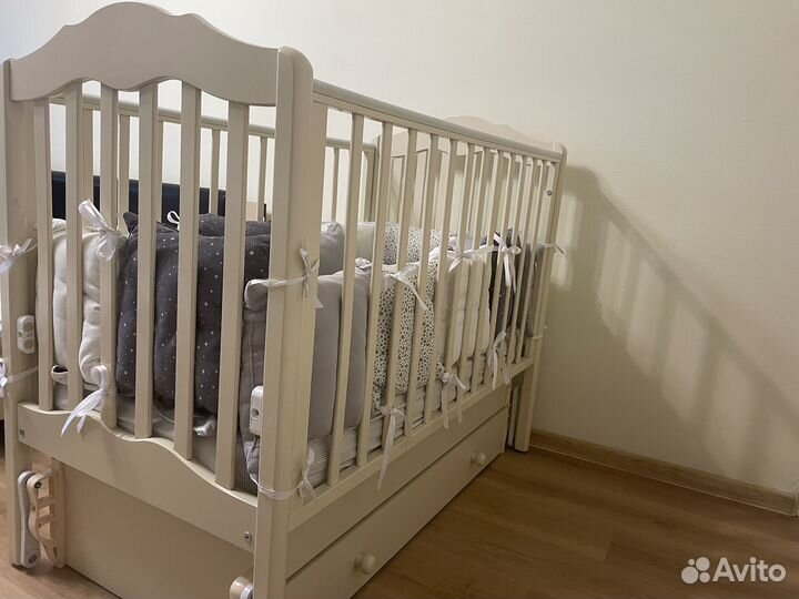 Детская кроватка с маятником гандылян