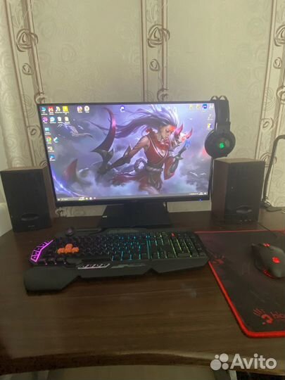Игровой компьютер с монитором и клавиатурой