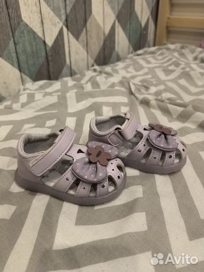 Сандалии для девочки 20 размер новые