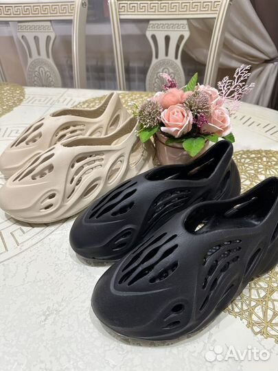 Резиновые тапочки в стиле yeezy