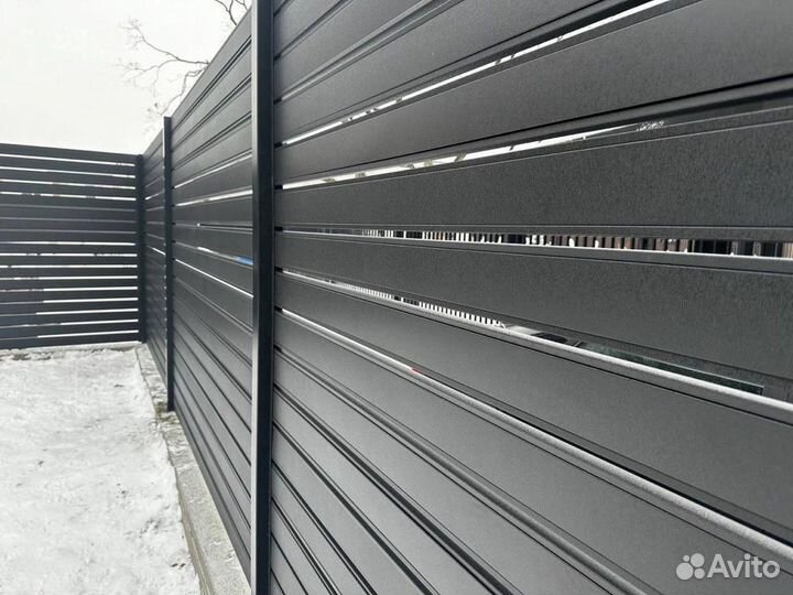 Заборы из металлопланкена