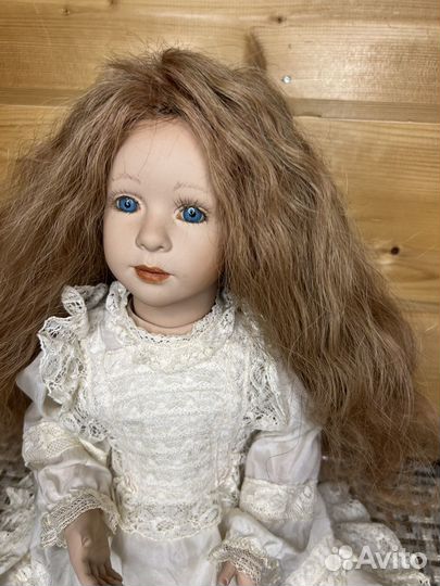 Фарфоровая кукла