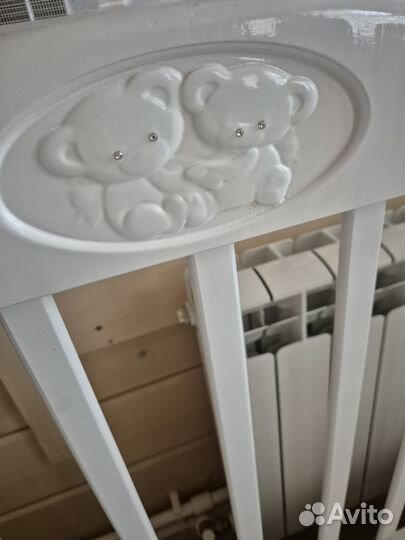 Детская кроватка с маятником и матрасом