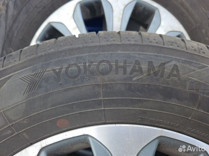 Шины yokohama 215/65 r16 летние, вместе с дисками