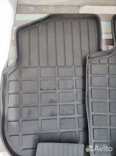 Автомобильные коврики салонные резиновые