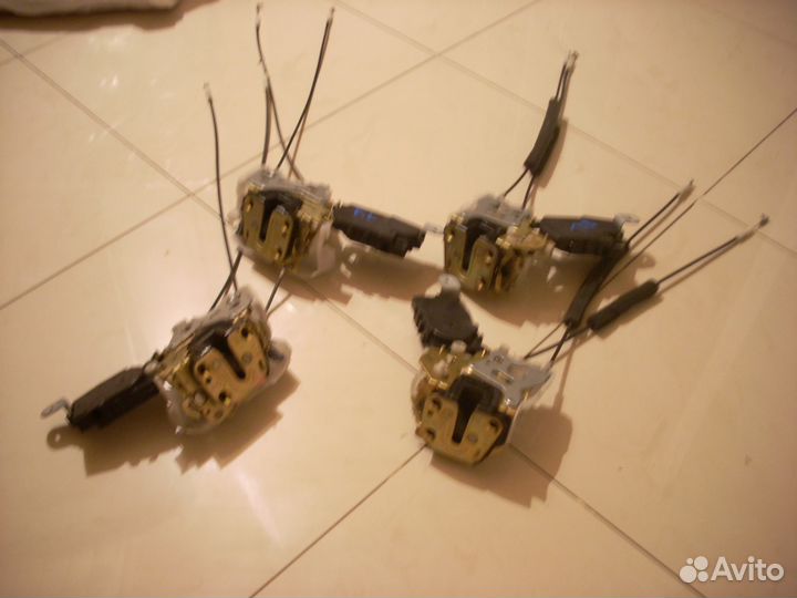 Продам замок двери для Субару