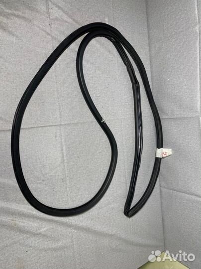 Уплотнитель заднего правого дверного проёма LX 570