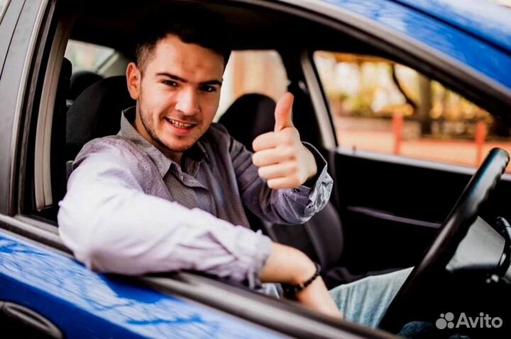 Водитель со своим легковым авто