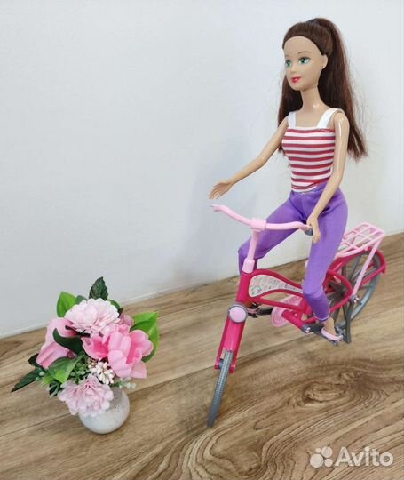 Барби на велосипеде