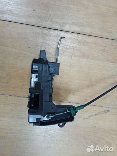 Замок двери передний левый Opel Zafira B минивэн