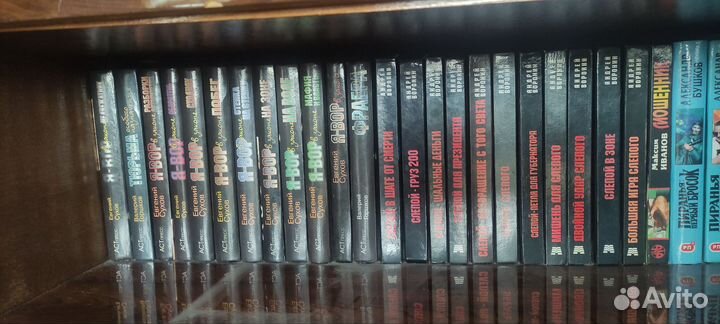 Книги детективы и все что на фото