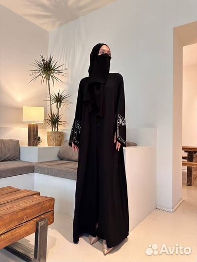 Абая с красивой вышивкой на рукавах