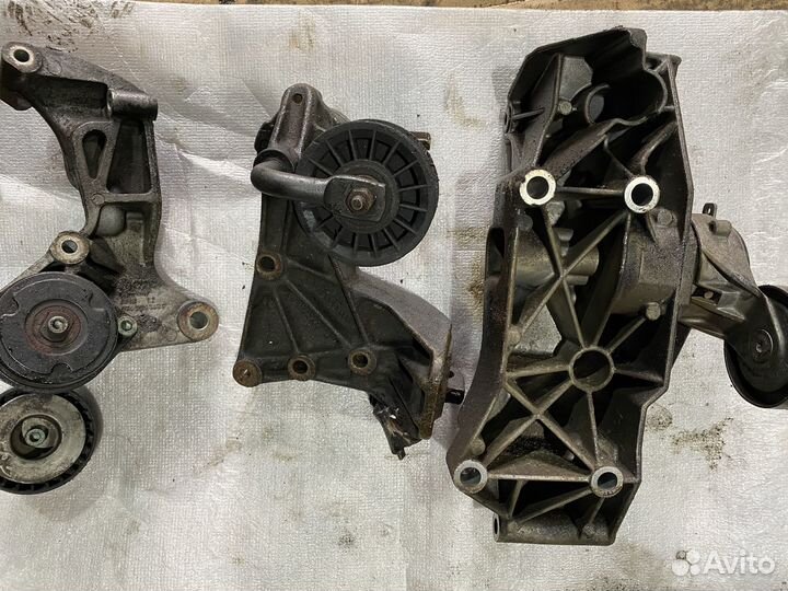 Кронштейн генератора Volkswagen Transporter T4