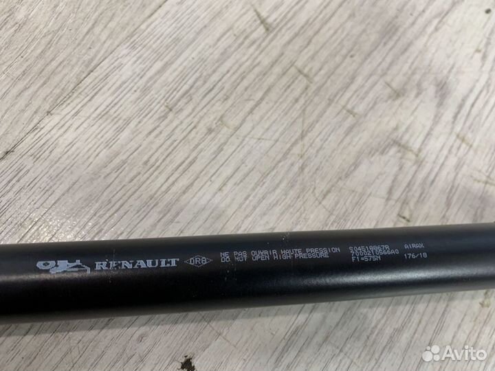 Амортизатор стойка багажника Renault kaptur Лев