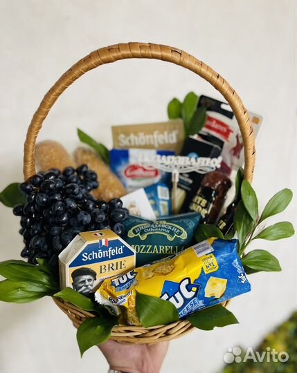 Корзины из фруктов, продуктов и конфет