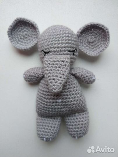Вязаная игрушка маленький спящи слоник