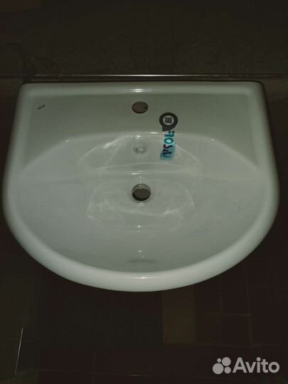 Раковина в ванную с тумбой и зеркалом