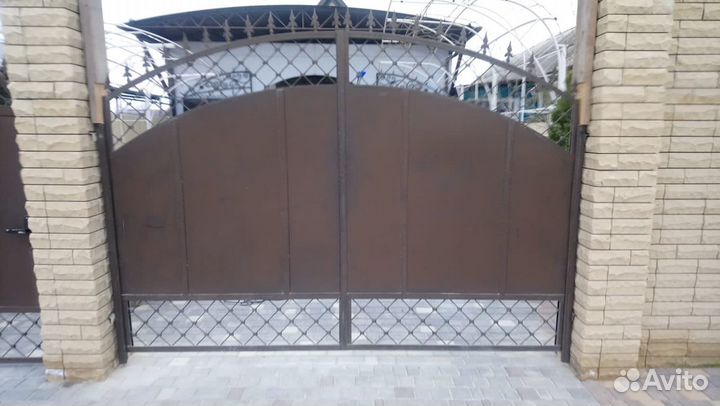 Секционные ворота с калиткой