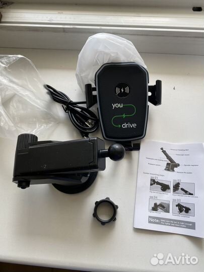 Автомобильная зарядка с присоской