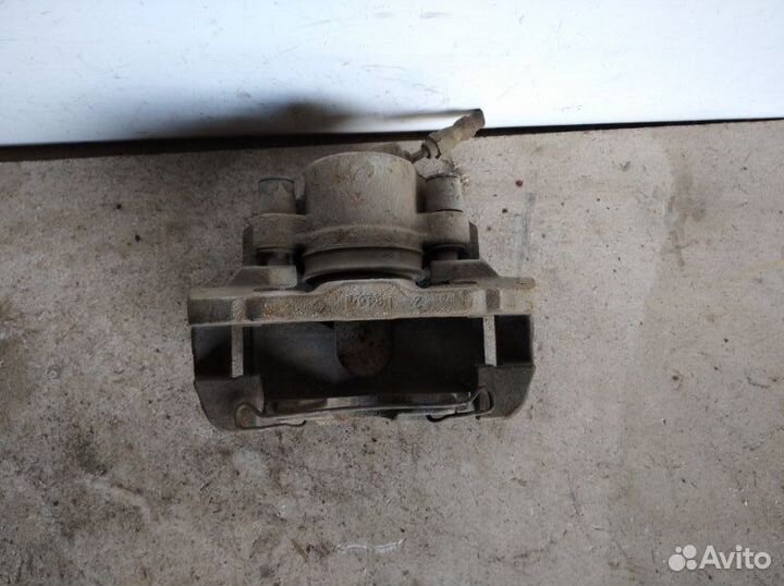 Суппорт передний правый Ford Fusion 2009